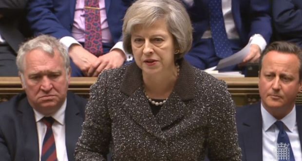 Die gesig van skoen aan die ander voet