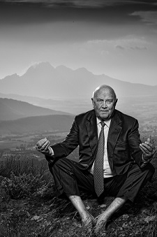 FW de Klerk in Yoga posisie