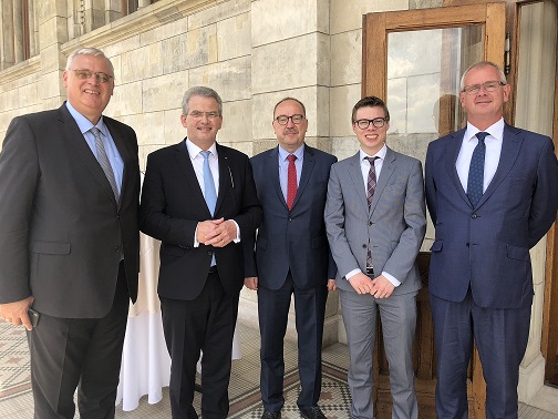 Roelof Bisschop op de foto met leden van de coalitie op het balkon van het Hongaarse Parlementsgebouw