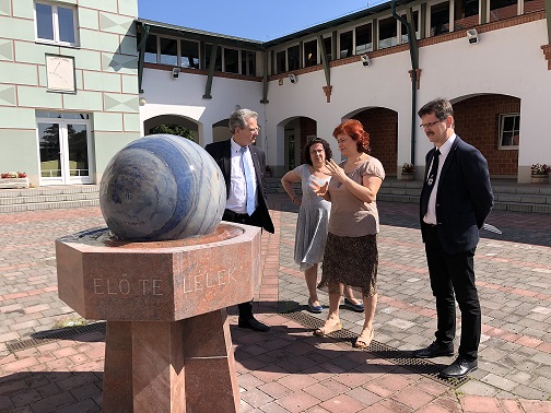 Roelof Bisschop rondleiding op de Reformed High School in Szentendre