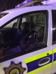 Suid Afrikaanse Polisie slaap